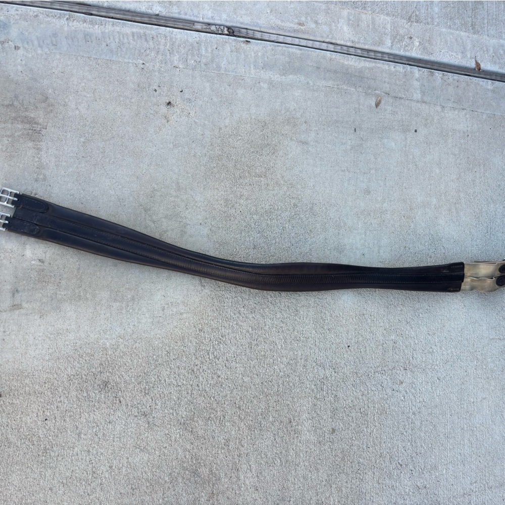 Leather hunter girth and sheepskin cover